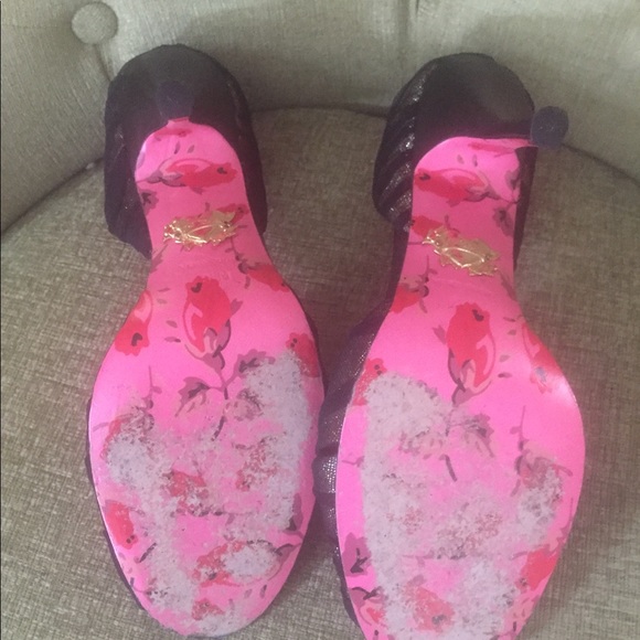 Gorgeous gold and black heels by Betsey Johnson - Picture 3 of 5